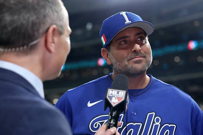 프란시스코 서벨리 이탈리아 감독이 11일(한국시각) B조 미국과의 경기에서 8대6으로 승리한 뒤 인터뷰를 하고 있다. AFP연합뉴스