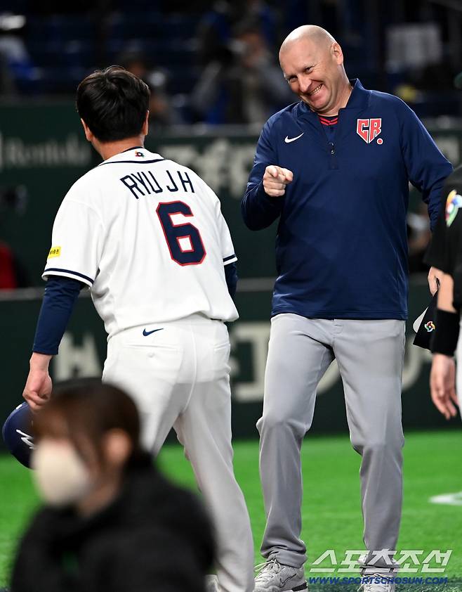 5일 일본 도쿄돔에서 열린 WBC(월드베이스볼클래식) 한국과 체코의 경기. 선수 소개때 류지현 감독과 파벨 하딤 감독이 인사를 나누고 있다. 도쿄(일본)=허상욱 기자wook@sportschosun.com/2026.03.05/