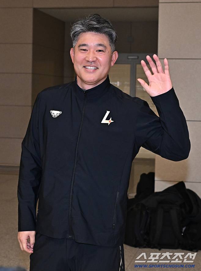 19일 오전 SSG 랜더스 선수들이 인천공항 제2터미널을 통해 1차 캠프지 미국 플로리다로 출국했다. 출국을 준비하고 있는 이숭용 감독. 인천공항=송정헌 기자songs@sportschosun.com/2026.01.19/