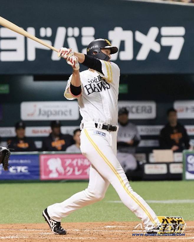 소프트뱅크 아키히로는 11일 요미우리전 1회 만루 홈런을 터트렸다. 이 홈런을 포함해 3안타-5타점 맹타를 휘둘렀다. 사진출처=소프트뱅크 호크스 SNS
