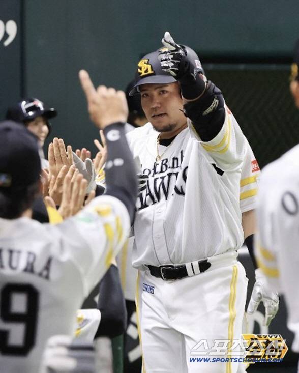 11일 홈런을 터트린 소프트뱅크 야마카와. 사진출처=소프트뱅크 호크스 SNS