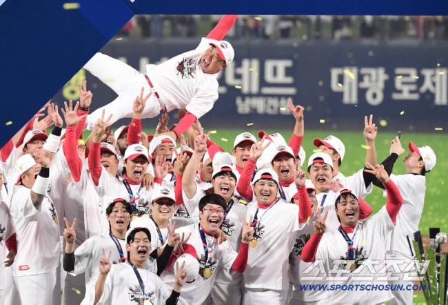 28일 광주 기아챔피언스필드에서 열린 한국시리즈 5차전 KIA 타이거즈와 삼성 라이온즈의 경기. 한국시리즈 우승을 차지한 KIA 타이거즈 선수들이 이범호 감독을 헹가래 치고 있다. 광주=박재만 기자 pjm@sportschosun.com/2024.10.28/