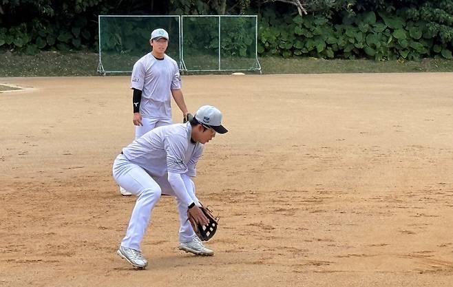 허경민과 함께 훈련 중인 이강민(뒤쪽). 사진제공=KT 위즈