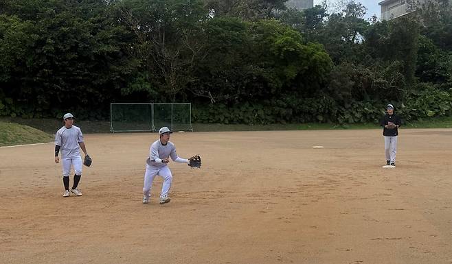 허경민-김상수와 함께 훈련 중인 이강민(가운데). 사진제공=KT 위즈