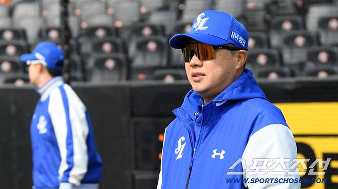 12일 대전한화생명볼파크에서 열린 KBO리그 한화 이글스와 삼성 라이온즈의 시범경기. 삼성 박진만 감독이 훈련을 지켜보고 있다. 대전=박재만 기자 pjm@sportschosun.com/2026.03.12/