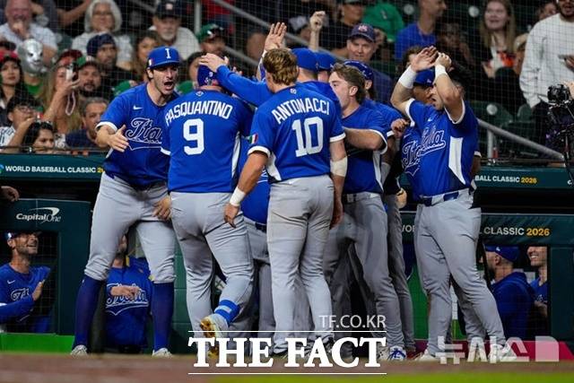 이탈리아 비니 파스콴티노(9번)가 12일(한국시간) 열린 WBC B조 멕시코전에서 8회초 솔로 홈런을 날린 뒤 동료들의 환영을 받고 있다. 파스콴티노는 이 경기에서 홈런 3방을 날리며 팀을 8강으로 이끌었다. /휴스턴=AP.뉴시스