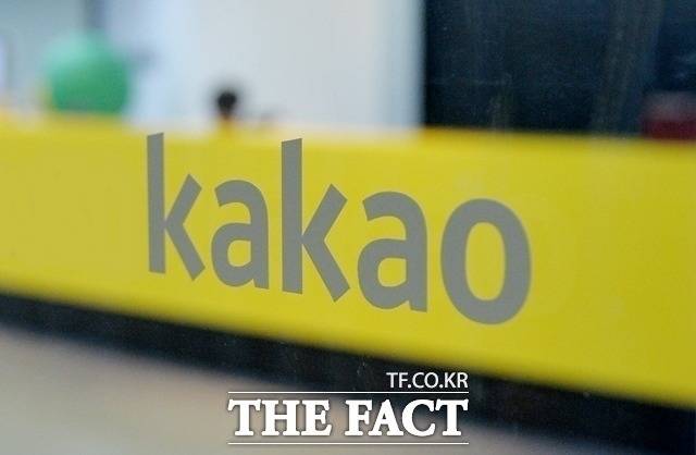 카카오톡이 내달 13일부터 최소 안드로이드 9 운영체제에서 지원하는 v11.0.0 버전을 최소 서비스 버전으로 설정하면서 일부 구형 스마트폰에서는 카카오톡 이용이 어려워진다. /더팩트 DB