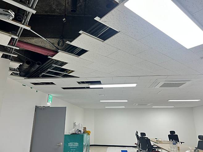 작년 코리아오픈에서 선수 식당으로 사용된 공간의 천장 공사도 다시 진행 중이다.
