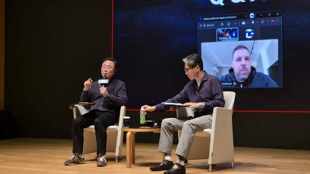 (왼쪽부터) 박병무 엔씨 공동대표, 홍원준 CFO, 아넬 체만 모바일 캐주얼 센터장이 질의응답을 진행 중인 모습. 사진=지디넷코리아