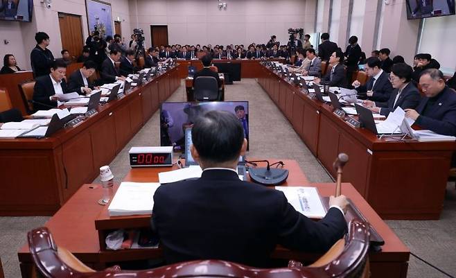 국회 이철규 산업통상자원중소벤처기업위원장이 9일 국회에서 열린 산자위 전체 회의에서 안건을 상정하고 있다. 연합뉴스