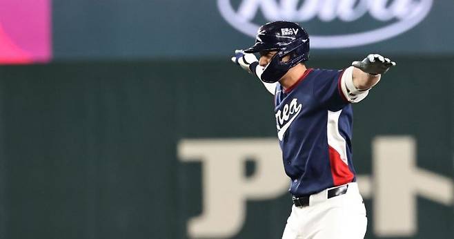 9일 일본 도쿄돔에서 열린 2026 WBC 조별리그 C조 4차전 대한민국과 호주의 경기. 8회초 무사 2루타를 친 한국 위트컴이 세리머니를 하고 있다. 연합뉴스