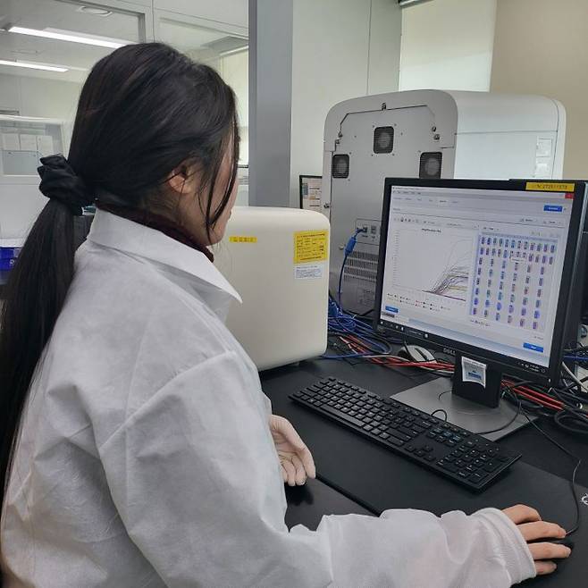 광주광역시 보건환경연구원 연구원이 호흡기 바이러스 검체 분석 결과를 확인하고 있다. 광주시 제공.