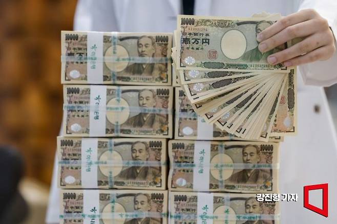 서울 중구 하나은행 위변조대응센터에서 직원이 엔화를 정리하고 있다. (해당 사진은 기사와 직접적인 관련이 없습니다). 아시아경제 DB