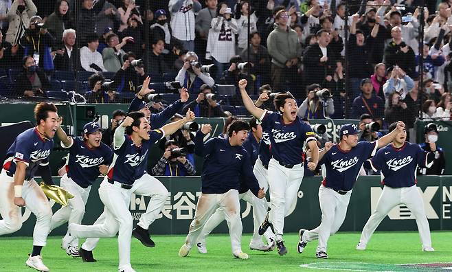 지난 9일 일본 도쿄돔에서 열린 2026 월드베이스볼클래식(WBC) 조별리그 C조 대한민국과 호주의 경기, 7-2 승리로 8강 진출을 확정지은 대한민국 선수들이 환호하고 있다./뉴스1