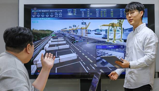 경기 성남시 포스코DX 사옥에서 직원들이 실제와 똑같이 만든 광양 제품출하부두 디지털 트윈을 보며 이야기를 나누고 있다. /박성원 기자