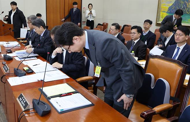 이재원 빗썸 대표이사가 지난 달 11일 서울 여의도 국회에서 열린 정무위원회의 빗썸 관련 긴급 현안질의에서 허리숙여 사과하고 있다./남강호 기자