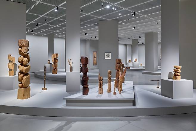 1층 전시실 전경.  1970년대 중후반의 '기원 쌓기' 시리즈와 '합이합일' 개념이 형성되던 시기의 '합이합일  분이분일' 연작이 놓였다. /호암미술관