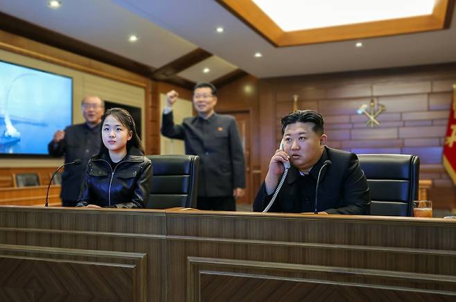 북한 노동당 기관지 노동신문은 "10일 구축함 최현호에서 전략 순항미사일시험발사가 또 다시 진행됐다"고 11일 밝혔다. 김정은 북한 국무위원장과 그의 딸 주애는 화상 방식으로 시험발사를 지켜봤다. /노동신문 뉴스1