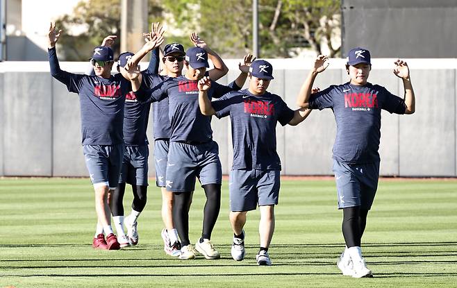 WBC 8강전 경기를 앞둔 한국 야구대표팀 선수들이 11일(현지시간) 미국 플로리다주 마이애미 FIU 베이스볼 스타디움에서 훈련을 하고 있다. /연합뉴스