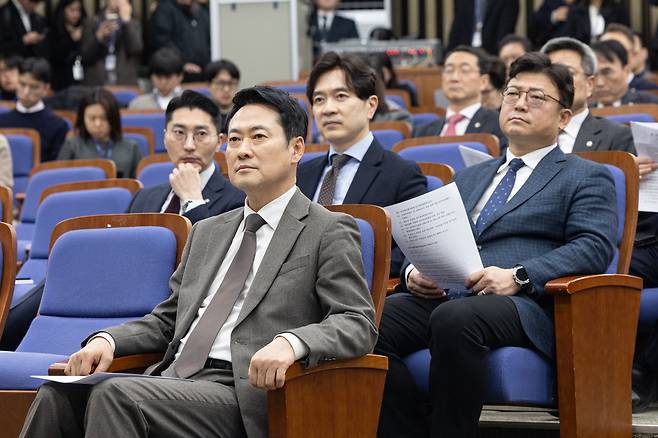 장동혁 국민의힘 대표가 12일 여의도 국회에서 열린 의원총회에서 송언석 원내대표의 발언을 듣고 있다. /뉴스1