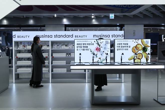 서울 양천구 현대백화점 목동점에서 문을 연 무신사 스탠다드 뷰티 매장에서 방문객들이 제품을 살펴보고 있다./연합뉴스