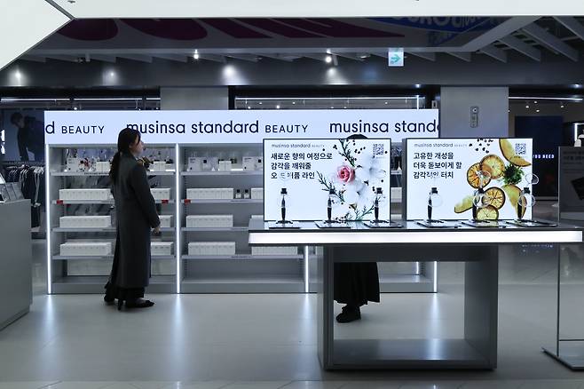 서울 양천구 현대백화점 목동점에서 문을 연 무신사 스탠다드 뷰티 매장에서 방문객들이 제품을 살펴보고 있다./연합뉴스