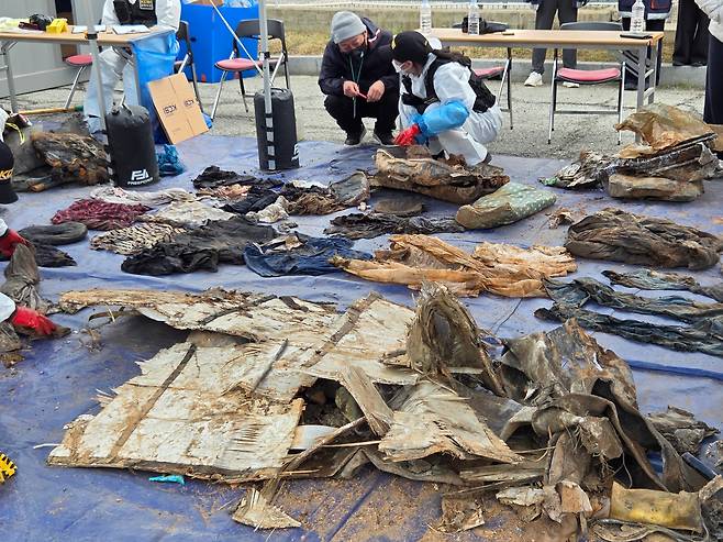 지난달 26일 전남 무안국제공항의 잔해물 보관 창고에서 재조사를 이뤄지고 있다. /12·29 무안공항 제주항공 여객기 참사 유가족협의회 제공