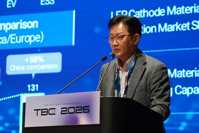 홍영준 포스코퓨처엠 기술연구소장이 12일 강남구 코엑스에서 열린 ‘인터배터리 2026’ 부대 행사 ‘더배터리컨퍼런스 2026’에서 ‘무한한 에너지, 지속가능한 미래, 변화를 이끄는 포스코퓨처엠’을 주제로 기조연설을 진행하고 있다.ⓒ포스코퓨처엠