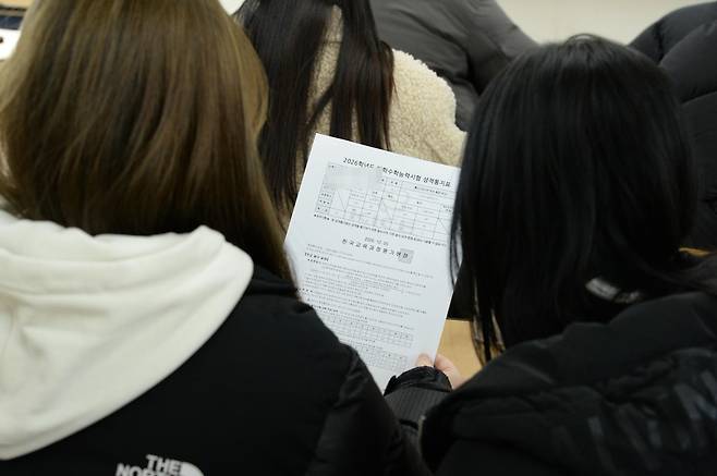 2026학년도 대학수학능력시험 성적표가 배부된 5일 울산 중구 다운고등학교에서 수험생들이 수능 성적표를 확인하고 있다. 2025.12.05 뉴시스
