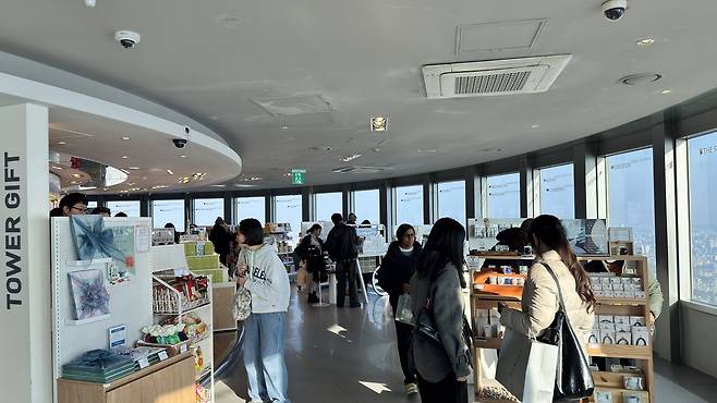 ‘애프터눈 티 세트’에는 N서울타워 전망대 입장권도 포함돼 있어 전후로 데이트를 즐길 수 있다. 전망대 입장 대기줄은 주말 기준 약 1시간에 달하는데, 이보다 짧은 곳으로 입장할 수 있어 효율적이기도 하다. 윤우열 기자 cloudancer@donga.com