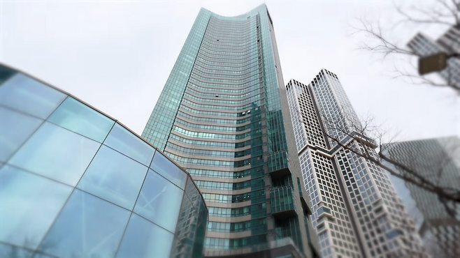 유튜버 보겸이 영상 말미에 공개한 아파트의 모습. 성수동 갤러리아포레로 추정된다. 유튜브 보겸TV 갈무리