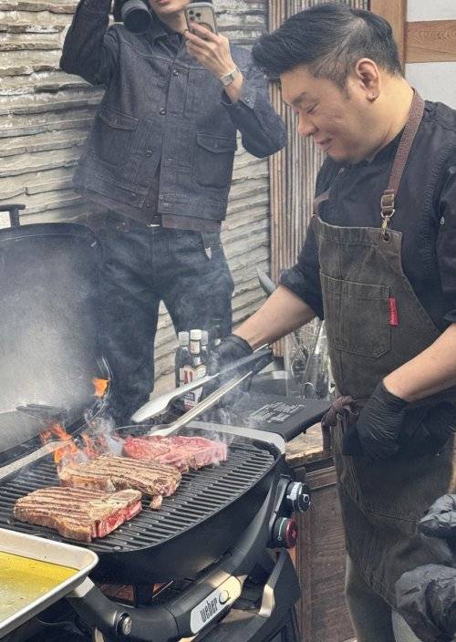 레이먼 킴 셰프가 지난 9일 서울 북촌 한옥마을 내 ‘락고재 컬처라운지 애가헌’에서 뉴 Q 2000 시리즈(Q 2200 및 Q 2800N+) 가스 그릴 미디어 론칭 행사에서 신제품을 활용해 소고기를 그릴링해 선보였다. 윤우열 기자 cloudancer@donga.com