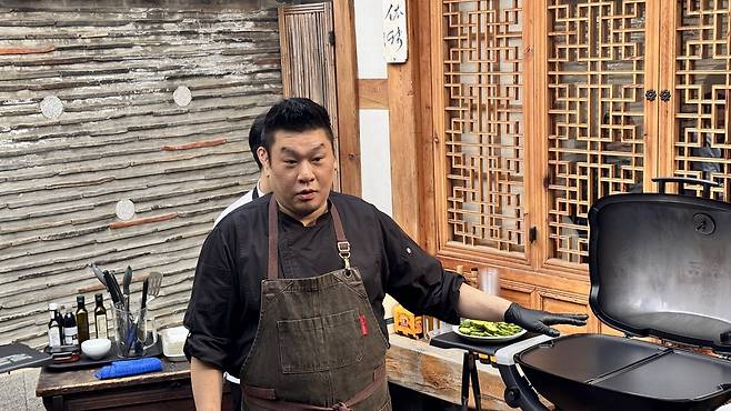 레이먼 킴 셰프가 지난 9일 서울 북촌 한옥마을 내 ‘락고재 컬처라운지 애가헌’에서 뉴 Q 2000 시리즈(Q 2200 및 Q 2800N+) 가스 그릴 미디어 론칭 행사에서 신제품에 대해 설명하고 있다. 윤우열 기자 cloudancer@donga.com