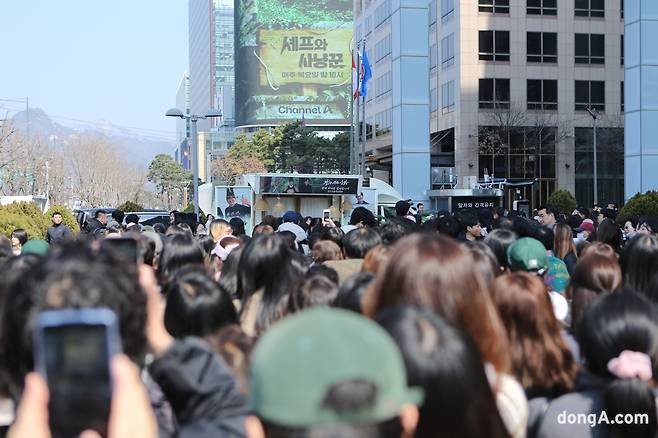 12일 오전 서울 중구 프레스센터 앞 광장에 영화 ‘왕과 사는 남자’ 장항준 감독을 보기 위해 전국 각지에서 모여든 팬들이 행사 시작 전부터 긴 줄을 서 있다. 사진=최강주 기자 gamja822@donga.com