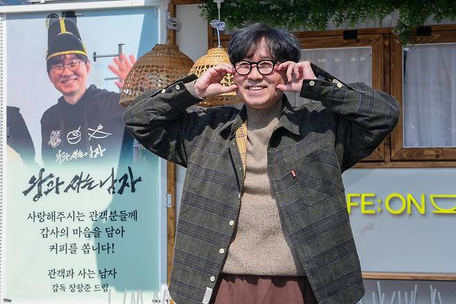 영화 ‘왕과 사는 남자’의 장항준 감독이 12일 서울 중구 프레스센터 앞에서 1200만 관객 돌파를 기념해 커피차를 마련, 팬들에게 커피를 나눠주기 전 인사말을 하고 있다. ⓒ 뉴스1