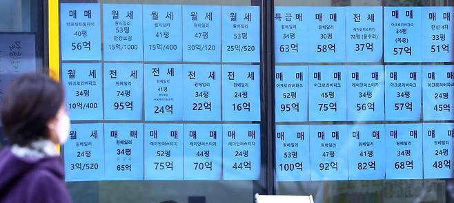 서울 서초구의 부동산중개업소에 매물 정보가 게시되어 있다. 2026.03.11 뉴시스