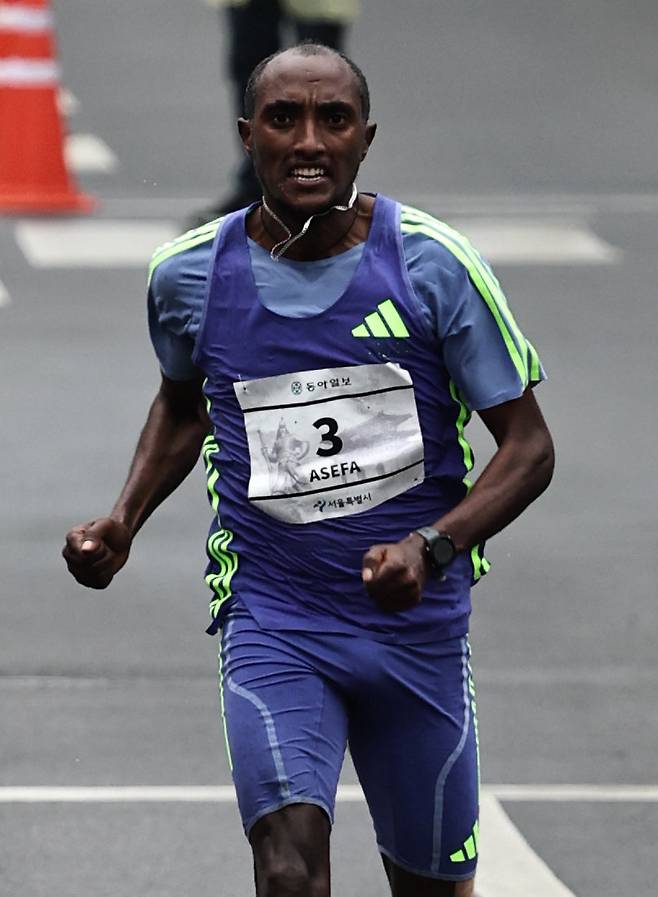 16일 열린 2025서울마라톤 겸 제95회 동아마라톤에서 국제부문 남자 1위를 차지한 하프투 테클루 아세파가 결승선으로 들어오고 있다.