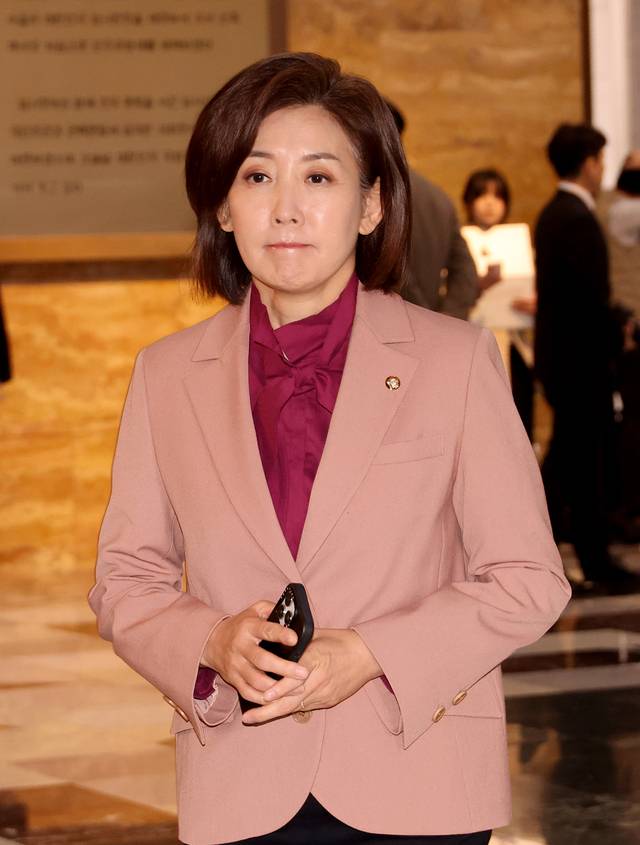나경원 국민의힘 의원이 26일 국회에서 열린 의원총회에 참석하기 위해 입장하고 있다. [연합뉴스]