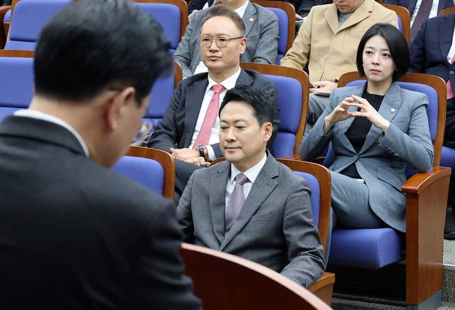 장동혁(좌석 가장 앞줄) 국민의힘 당대표와 친한동훈계 배현진(좌석 둘째줄 오른쪽) 의원과 안상훈(좌석 둘째줄 왼쪽) 의원 등이 지난 2월 23일 국회 본청에서 열린 당 의원총회에서 단상 발언 중인 송언석 원내대표를 경청하고 있다.[연합뉴스 사진]