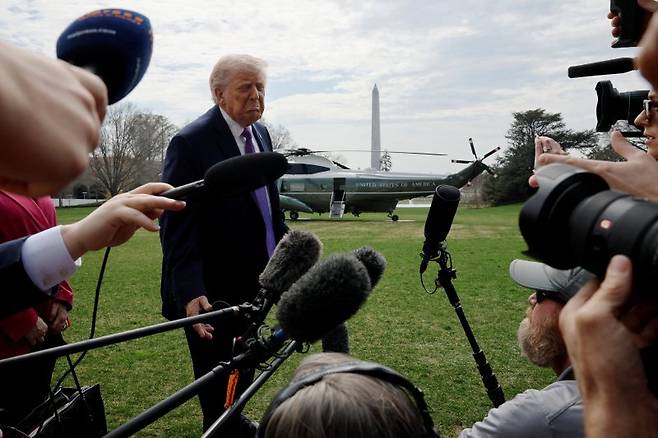 도널드 트럼프 미국 대통령이 11일(현지시간) 오하이오, 켄터키주 방문을 위해 백악관에서 '해병 1호기'에 탑승하기 전 기자들의 질문에 답하고 있다. 로이터 연합