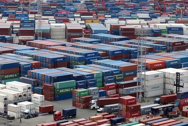 부산항 신선대부두 야적장에 컨테이너가 가득 쌓여있다. 뉴스1