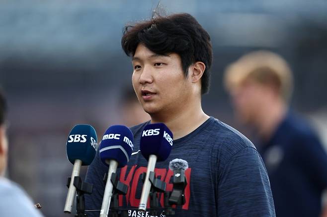 한국야구대표팀 문보경이 11일(현지시간) 미국 플로리다주 마이애미 FIU 베이스볼 스타디움에서 열린 훈련에서 취재진과 인터뷰를 하고 있다.연합뉴스