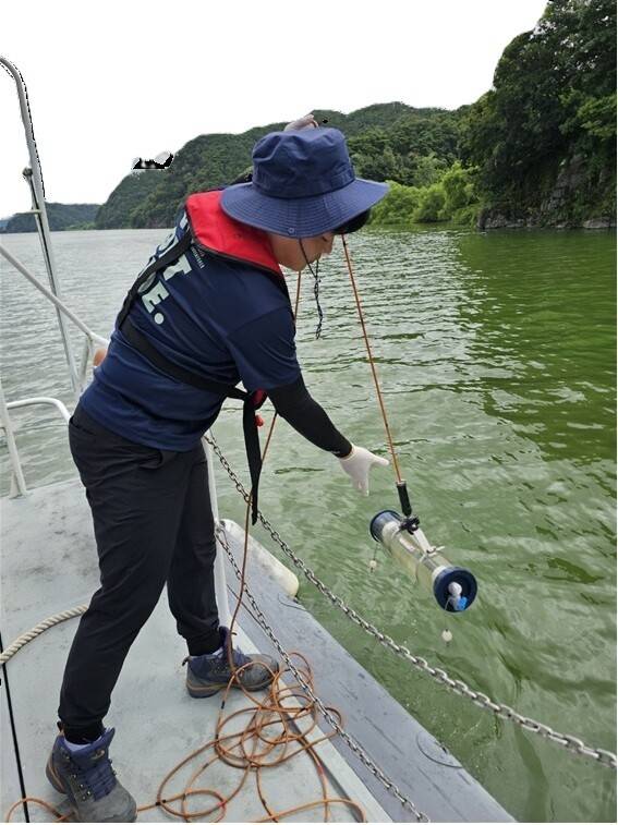 낙동강에서 녹조 독소 조사를 위해 물을 뜨는 모습. 기후에너지환경부 제공