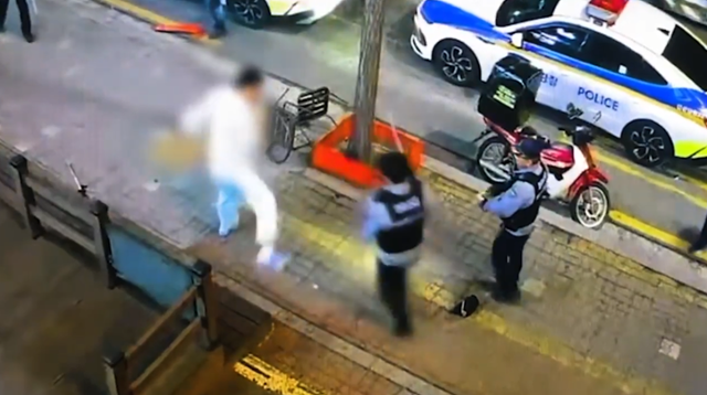 경찰이 일면식 없는 사람에게 폭행과 흉기 위협을 한 40대 남성을 제압하고 있다. 경기남부경찰청 제공.