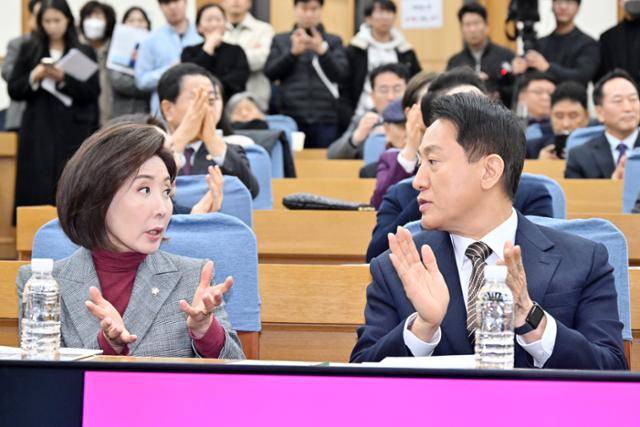 오세훈(오른쪽) 서울시장과 나경원 국민의힘 의원이 6일 국회 의원회관에서 열린 '주택 1만 호 공급 논란과 올바른 해법 모색을 위한 정책 토론회'에 참석해 대화하고 있다. 민경석 기자