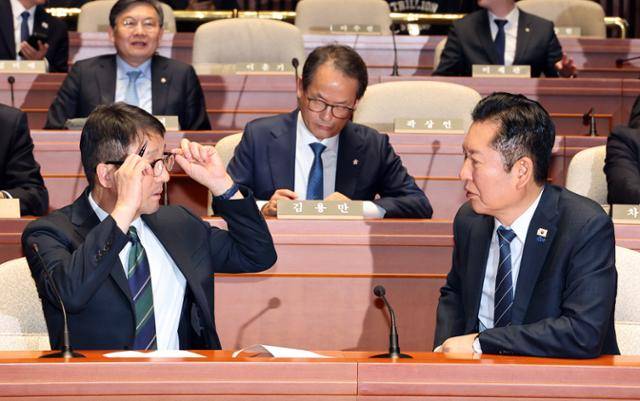 정청래(오른쪽) 더불어민주당 대표와 한병도 원내대표가 12일 국회에서 열린 의원총회에서 얘기를 나누고 있다. 연합뉴스