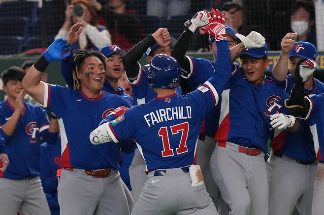 <yonhap photo-5522=""> Taiwan's Stuart Fairchild celebrates with teammates after hitting a home run during the eighth inning of a World Baseball Classic game between South Korea and Taiwan on Sunday, March 8, 2026 in Tokyo, Japan. (AP Photo/Eugene Hoshiko)/2026-03-08 14:47:06/ <저작권자 ⓒ 1980~2026 ㈜연합뉴스. 무단 전재 재배포 금지, AI 학습 및 활용 금지></yonhap>