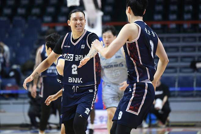 KCC 최준용(왼쪽)과 송교창. 사진=KBL