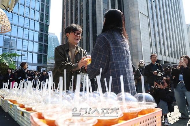 시민들에게 커피를 나눠주는 장항준 감독. 사진=서병수 기자 qudtn@edaily.co.kr