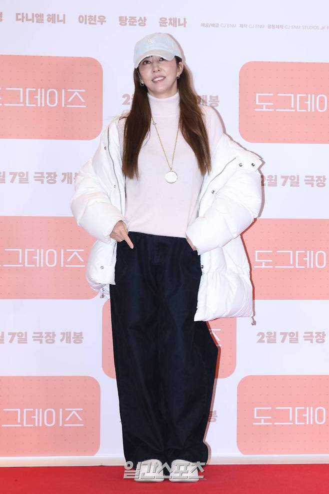 가수 김완선이 29일 오후 서울 용산구 CGV용산아이파크몰에서 열린 영화 '도그데이즈' VIP시사회에 참석해 포즈를 취하고 있다. '도그데이즈'는 성공한 건축가와 MZ 라이더, 싱글 남녀와 초보 엄빠까지 혼자여도 함께여도 외로운 이들이 특별한 단짝을 만나 하루 하루가 달라지는 갓생 스토리. 오는 2월 7일 개봉. 서병수 기자 qudtn@edaily.co.kr /2024.01.29/